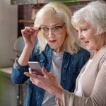 Mit besonders einfach zu bedienenden Smartphones können Seniorinnen alle Vorteile der mobilen Kommunikation nutzen.