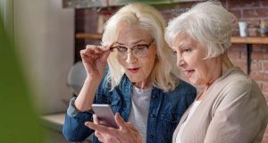Mit besonders einfach zu bedienenden Smartphones können Seniorinnen alle Vorteile der mobilen Kommunikation nutzen.