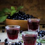 Eigene Ernte: Sechs bis acht Wochen müssen die Schlehen in Gin, Rum oder Wodka ziehen, dann ist der leckere Schlehenlikör fertig zum Genießen.