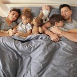 Liebesleben: Viele Paare mit kleinen Kindern haben deutlich weniger Sex als vor der Elternschaft. Das Ehebett beispielsweise fällt als Ort für ein "Schäferstündchen" oftmals aus.