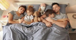 Liebesleben: Viele Paare mit kleinen Kindern haben deutlich weniger Sex als vor der Elternschaft. Das Ehebett beispielsweise fällt als Ort für ein "Schäferstündchen" oftmals aus.