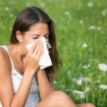 Hyposensibilisierung: Gräser- und Getreidepollen machen Allergikern im Sommer zu schaffen. Betroffene sollten jetzt aktiv werden und einen Allergologen aufsuchen.
