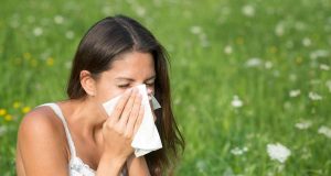 Hyposensibilisierung: Gräser- und Getreidepollen machen Allergikern im Sommer zu schaffen. Betroffene sollten jetzt aktiv werden und einen Allergologen aufsuchen.