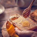 Genuss in zahlreichen Varianten: Die Deutschen lieben Honig, ob pur auf dem Brot oder als vielseitige Zutat zum Backen und Kochen.