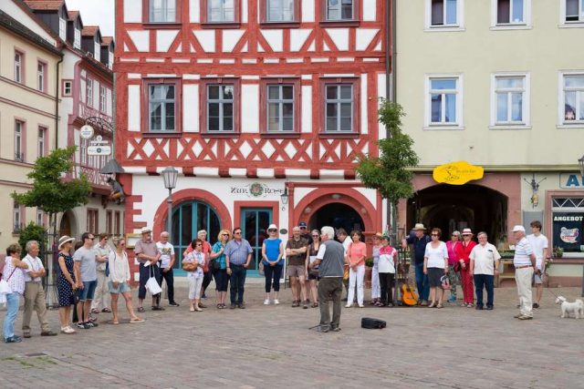 Impressionen vom Marktplatz in Karlstadt. Die Stadt am Main ist sehenswert und kann Ausgangspunkt für Tagestouren in die Städte der Umgebung sein
