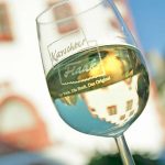 Einen erlebnisreichen Wandertag kann man bei einem guten Gläschen Frankenwein ausklingen lassen.