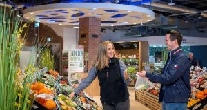 Plastik: Statt zu einer Plastiktüte sollte man in der Gemüseabteilung besser zu einem wiederverwertbaren Netz greifen.