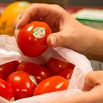 Plastik: Es muss nicht immer die umfassende Plastikverpackung sein: Auch mit kleinen Aufklebern kann man Bio-Ware kennzeichnen.