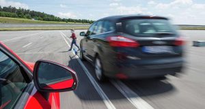 Sicherheit: Gefahr erkannt, Gefahr gebannt: Notbremssysteme, die schneller reagieren als der Mensch, können zahlreiche Unfälle im Straßenverkehr verhindern.