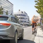 Sicherheit: Fußgänger und Radfahrer sind im Straßenverkehr besonders gefährdet. Fahrerassistenzsysteme, die diese Personengruppen schützen, werden daher ab 2022 zur Serienausstattung von Fahrzeugen in der EU.
