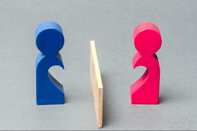 A couple of lovers divided barrier. Concept of breaking relationships, parting and quarrel. Family psychologist services. Divorce and division of property. Minimalism. Love at a distance Trennungsratgeber für Dummies