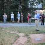 Erinnerungskultur: Erinnerung auf Augenhöhe: Dr. Jost Lohmann an der Büste von Claus Schenk Graf von Stauffenberg im Harmoniegarten.