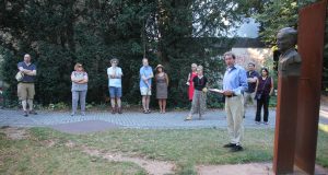 Erinnerungskultur: Erinnerung auf Augenhöhe: Dr. Jost Lohmann an der Büste von Claus Schenk Graf von Stauffenberg im Harmoniegarten.