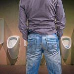 Für Menschen, die unter Paruresis leiden, ist der Besuch öffentlicher Toiletten ein großes Problem.