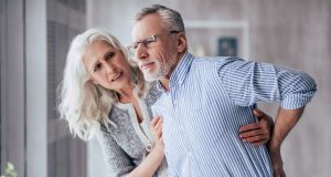 Das Kreuz mit dem Kreuz: Bei älteren Patienten verstärken oft Abnutzungserscheinungen die Beschwerden.