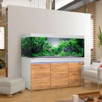 Schicke Aquarium-Kombination: Hinter den grifflosen Türen des Unterschranks verstecken sich Filter und Zubehör.