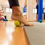 Faszientraining: Von Kopf bis Fuß entspannt: Mechanischer Druck etwa mittels eines Balles kann Verklebungen der Faszien lösen und Schmerzen lindern.