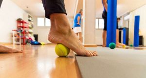 Faszientraining: Von Kopf bis Fuß entspannt: Mechanischer Druck etwa mittels eines Balles kann Verklebungen der Faszien lösen und Schmerzen lindern.