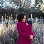 Geborgenheit: Sicher und geborgen: Ganz dicht bei Mama fühlen sich Babys natürlicherweise am wohlsten.