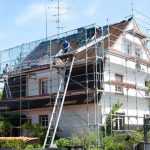 Holzfaser: Eine nachhaltige Dämmung des Eigenheims zahlt sich gleich mehrfach aus. Bei einer Modernisierung locken zudem attraktive Zuschüsse oder Steuervorteile.