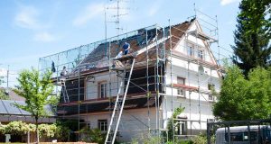 Holzfaser: Eine nachhaltige Dämmung des Eigenheims zahlt sich gleich mehrfach aus. Bei einer Modernisierung locken zudem attraktive Zuschüsse oder Steuervorteile.