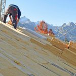 Holzfaser: Wer über eine Modernisierung nachdenkt, ist gut beraten, mit dem Dach zu beginnen.