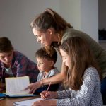 Krisenzeiten: Die Doppelbelastung zwischen Beruf, Homeschooling und sozialen Verpflichtungen macht besonders den 30- bis 39-Jährigen zu schaffen.