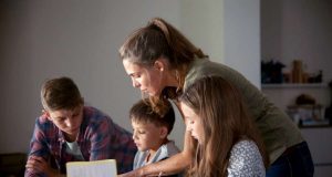 Krisenzeiten: Die Doppelbelastung zwischen Beruf, Homeschooling und sozialen Verpflichtungen macht besonders den 30- bis 39-Jährigen zu schaffen.