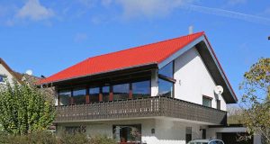 energieeffiziente Modernisierung: Höhere KfW-Förderungen und neue Steuersparmöglichkeiten setzen zusätzliche Anreize, ältere Gebäude energetisch zu modernisieren.