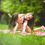 Zu einem vergnügten Nachmittag gehören auch Snackpausen. Andauerndes Naschen dagegen ist keine gute Idee. Foto: djd/HIPP/Shutterstock/Liderina
