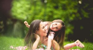 Zu einem vergnügten Nachmittag gehören auch Snackpausen. Andauerndes Naschen dagegen ist keine gute Idee. Foto: djd/HIPP/Shutterstock/Liderina