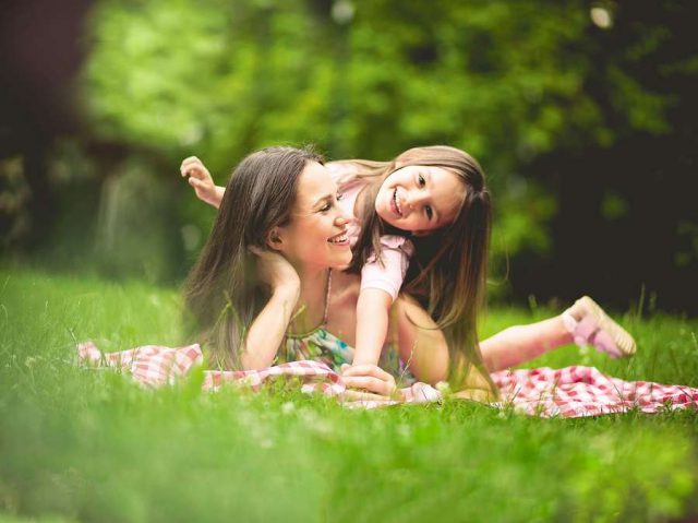 naschen Zu einem vergnügten Nachmittag gehören auch Snackpausen. Andauerndes Naschen dagegen ist keine gute Idee. Foto: djd/HIPP/Shutterstock/Liderina