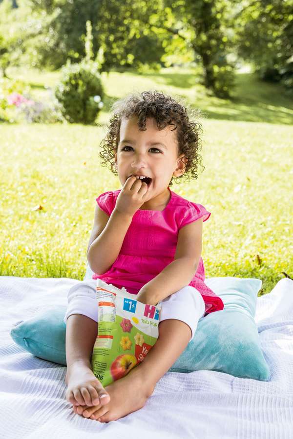 Naschen: Snacks zum Knabbern füllen den Energietank des Kindes wieder auf.
