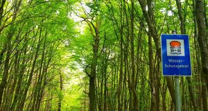 Grundwasser: Unser Trinkwasser stammt aus der Natur. Seine Qualität wird beispielsweise durch die Einrichtung von Trinkwasserschutzgebieten gesichert.