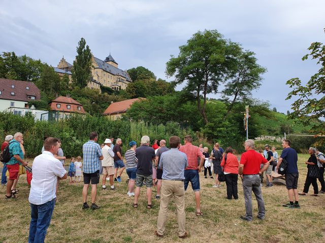 Es war schon ein etwas ungewohntes Bild, dass nach so vielen Monaten des „Corona-Lock-Downs“ doch eine stattliche Zahl von Bürgern auf dem Plan in Mainberg zusammengekommen sind.