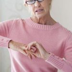 Viele glauben irrtümlich, dass Fingerknacken Arthrose verursacht.