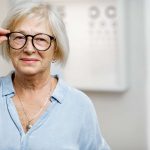 Einer guten Sehkraft im höheren Alter kann man mit einer ausgewogenen Ernährung auf die Sprünge helfen. Foto: djd/Lebensmittelverband Deutschland/rh2010 - stock.adobe.com