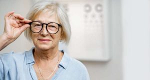 Einer guten Sehkraft im höheren Alter kann man mit einer ausgewogenen Ernährung auf die Sprünge helfen. Foto: djd/Lebensmittelverband Deutschland/rh2010 - stock.adobe.com