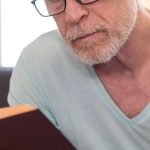 Damit das Lesen noch lange gut klappt, kann man seine Augen durch eine gesunde Ernährung unterstützen.