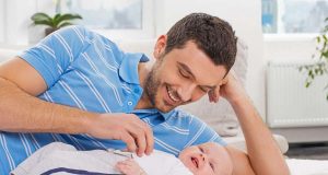 Eine Bauchmassage kann den Kleinsten zusätzliche Linderung bei Dreimonatskoliken verschaffen.