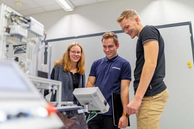 Wie spannend und innovativ eine Ausbildung bei Siemens ist, können interessierte Schüler*innen schon während einer virtuellen Berufsmesse erfahren.