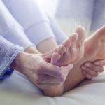 Zuckerkrankheit: Wenn die Füße brennen oder kribbeln, können das Warnsignale für einen unerkannten Diabetes sein.