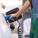 Einer Umfrage zufolge können sich viele Bundesbürger vorstellen, aufgrund der Kaufprämie von bis zu 9.000 Euro sich ein E- oder Hybridfahrzeug zuzulegen.