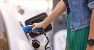 Einer Umfrage zufolge können sich viele Bundesbürger vorstellen, aufgrund der Kaufprämie von bis zu 9.000 Euro sich ein E- oder Hybridfahrzeug zuzulegen.
