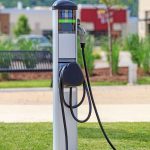 E-Autos: Eine noch immer unzureichende Zahl von Lademöglichkeiten sorgt bei vielen Menschen, die an E-Autos interessiert sind, für Verunsicherung.