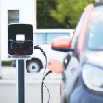 Die Zahl der Elektroautos auf Deutschlands Straßen nimmt weiter zu. Foto: djd/DEVK/Pixabay