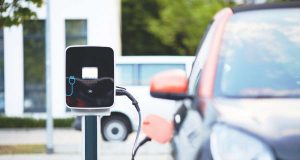 Die Zahl der Elektroautos auf Deutschlands Straßen nimmt weiter zu. Foto: djd/DEVK/Pixabay