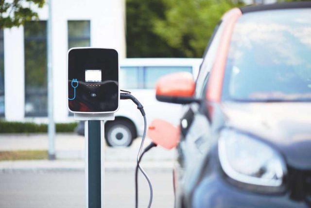 elektrauto Die Zahl der Elektroautos auf Deutschlands Straßen nimmt weiter zu. Foto: djd/DEVK/Pixabay