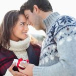 Zu Weihnachten kann man seinem Herzensmenschen mit einem Gutschein für einen Romantikurlaub entspannte Zeit zu zweit schenken. Viele Ideen dafür gibt es im Internet.
