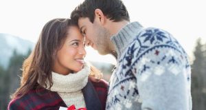 Zu Weihnachten kann man seinem Herzensmenschen mit einem Gutschein für einen Romantikurlaub entspannte Zeit zu zweit schenken. Viele Ideen dafür gibt es im Internet.
